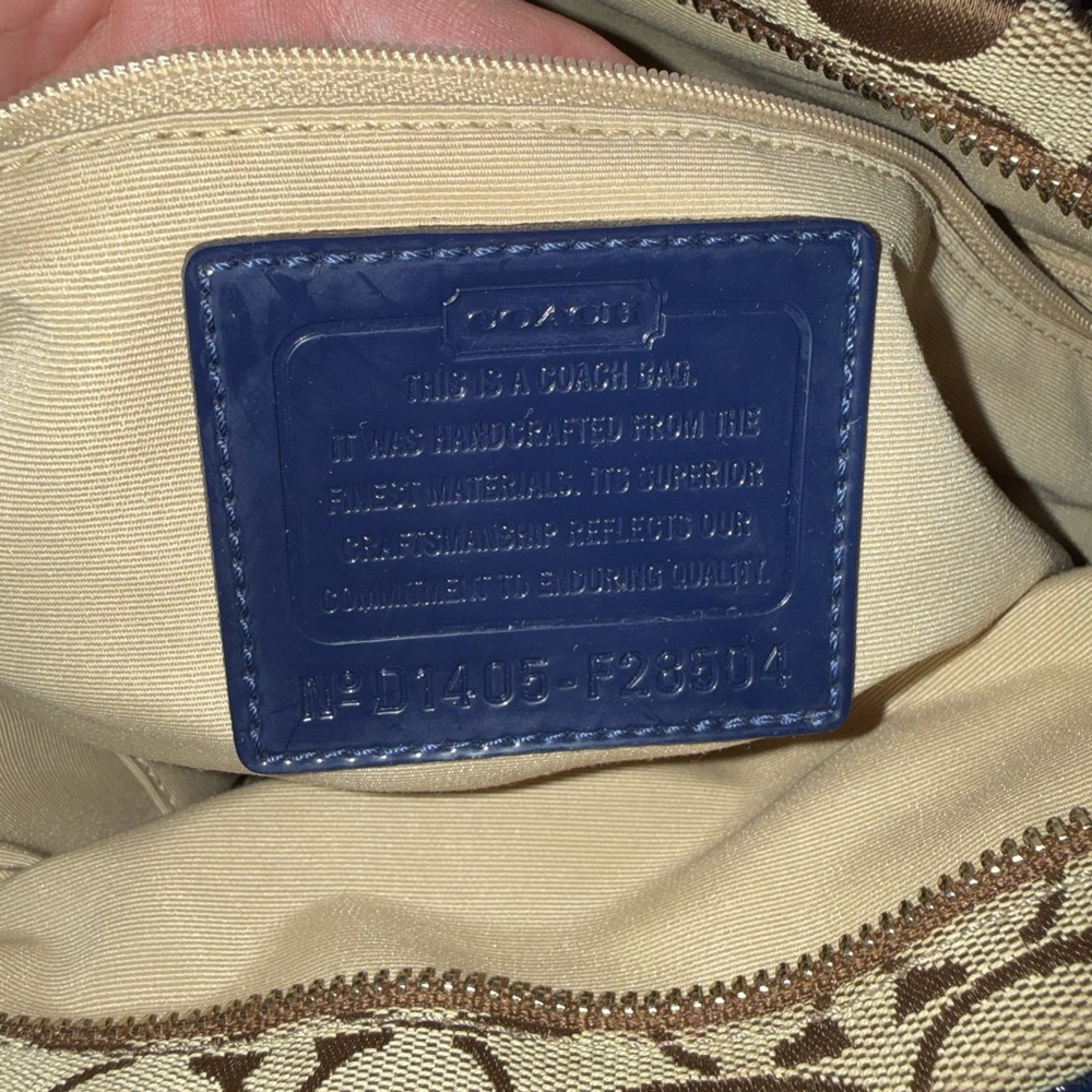 COACH Signature tan and navy blue medium tote with patent leather navy wristlet - Picture 9 of 16